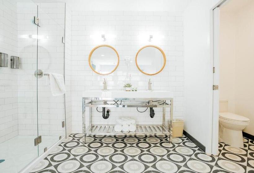 جناح سوبيريور, The Belmont Shore Inn