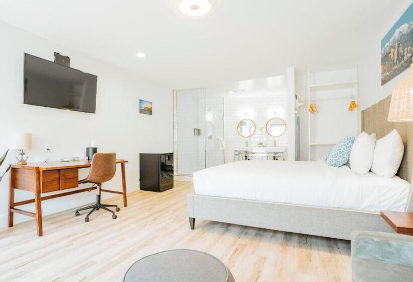 جناح سوبيريور, The Belmont Shore Inn