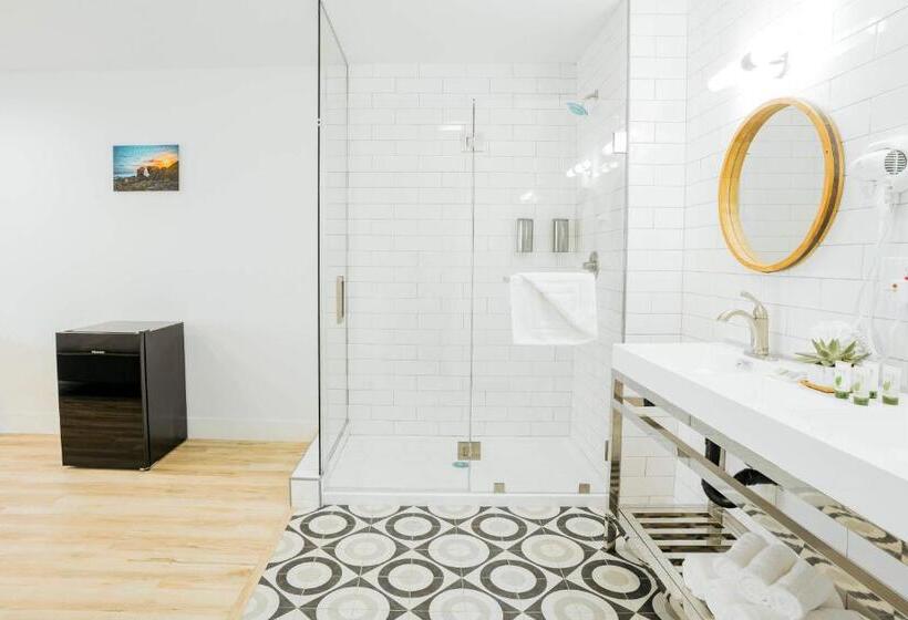 جناح سوبيريور, The Belmont Shore Inn