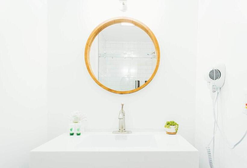 غرفة قياسية لذوى الاحتياجات الخاصة, The Belmont Shore Inn