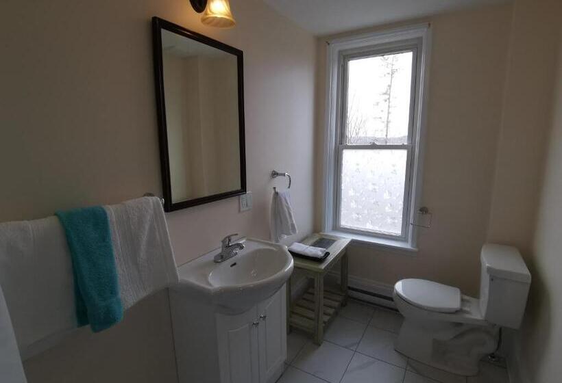 스위트 킹사이즈 침대, By The River B&b