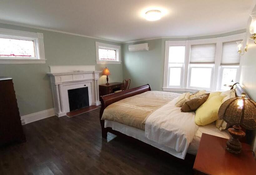 带大床的套房, By The River B&b