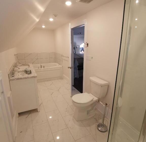 Люкс Deluxe Кровать Кинг, By The River B&b