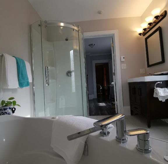 带2个双人床的标准工作室, By The River B&b