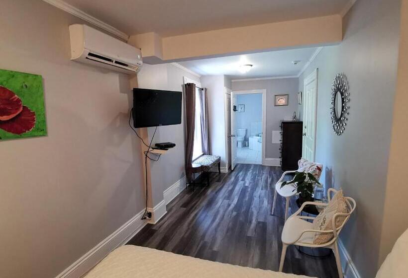 스탠다드 룸 더블 침대 2개, By The River B&b