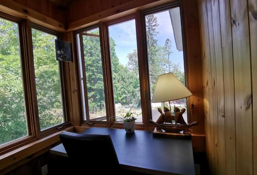 스탠다드 룸 더블 침대 2개, By The River B&b