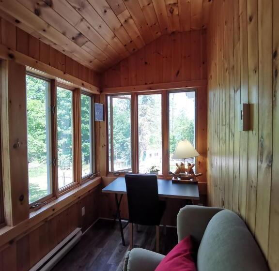 带2个双人床的标准工作室, By The River B&b