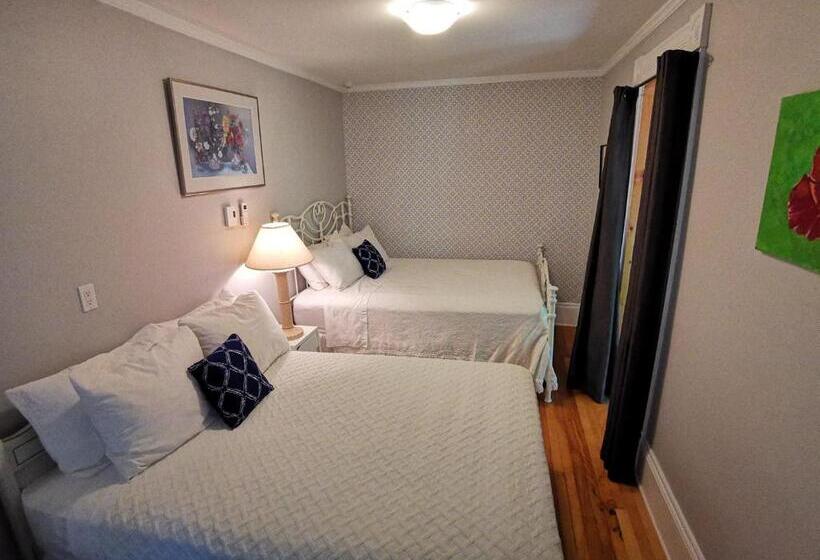 스탠다드 룸 더블 침대 2개, By The River B&b