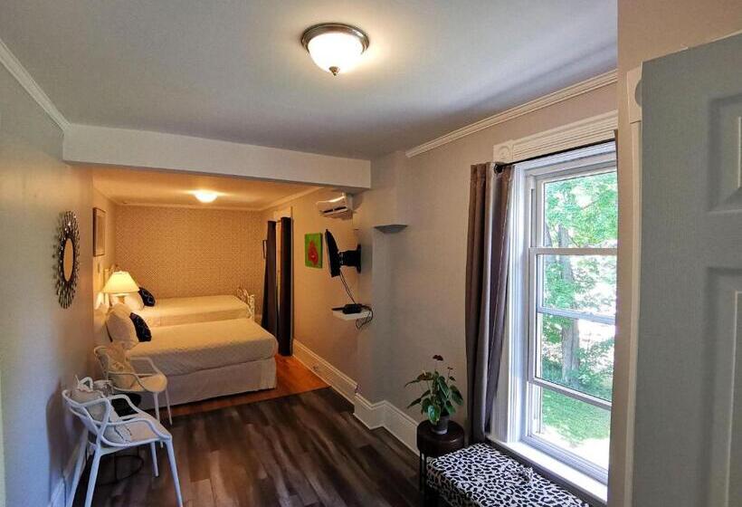 스탠다드 룸 더블 침대 2개, By The River B&b