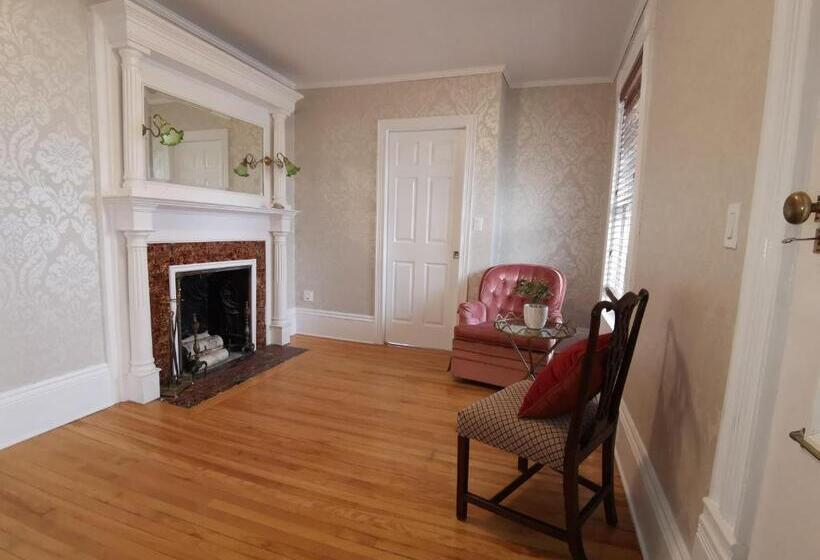 家庭套房, By The River B&b