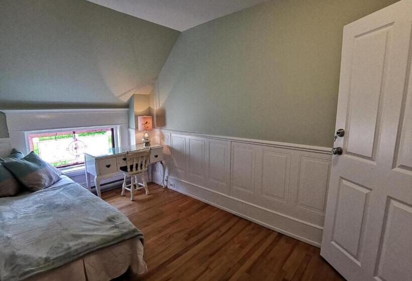 스위트 킹사이즈 침대, By The River B&b