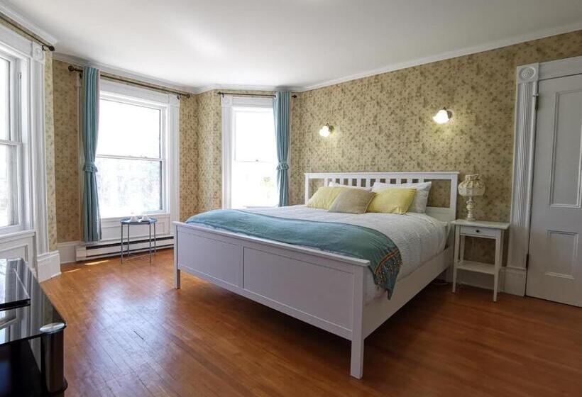 스위트 킹사이즈 침대, By The River B&b