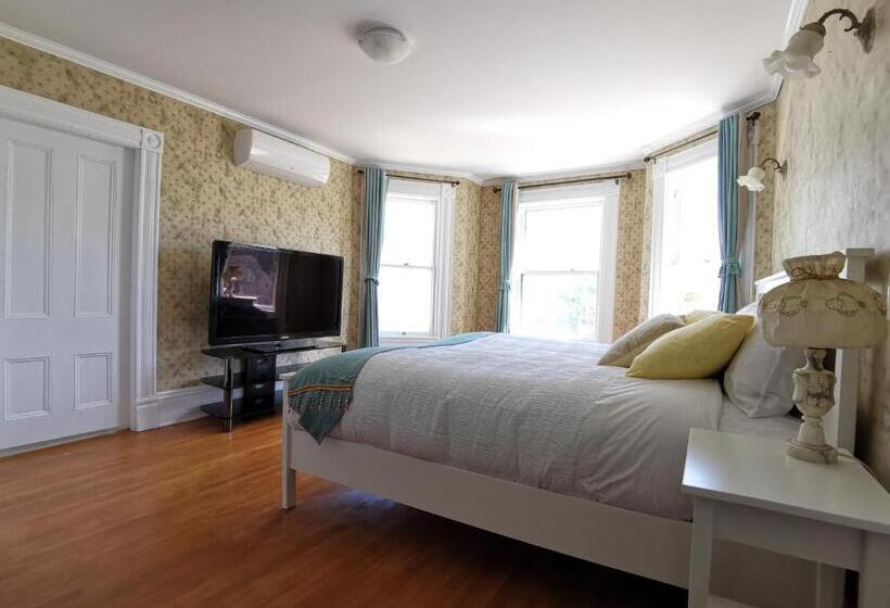 带大床的套房, By The River B&b