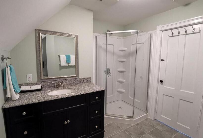 이코노미 룸, By The River B&b