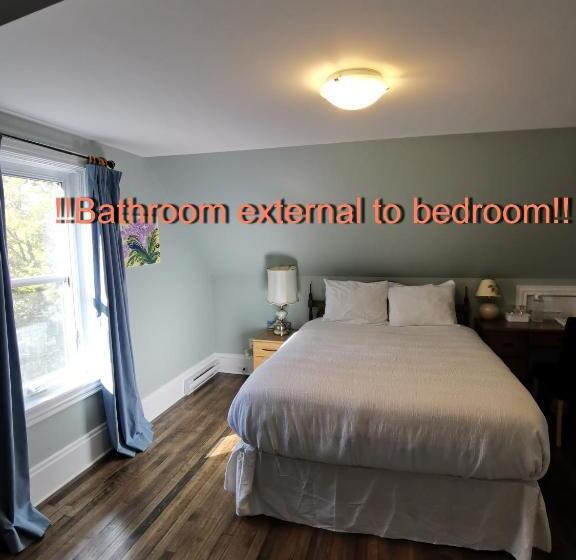 이코노미 룸, By The River B&b