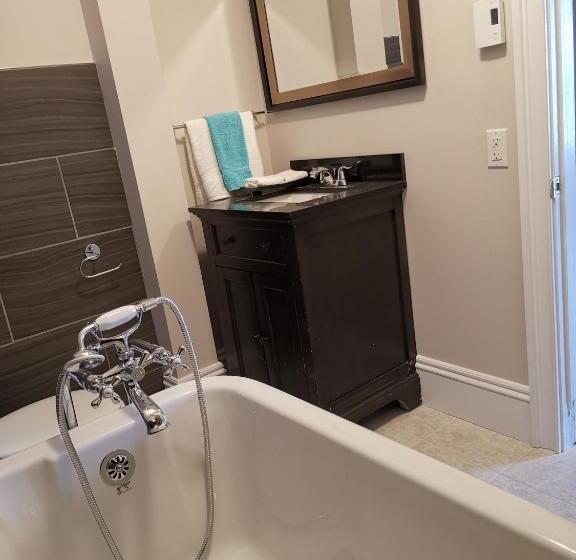 이코노미 룸, By The River B&b