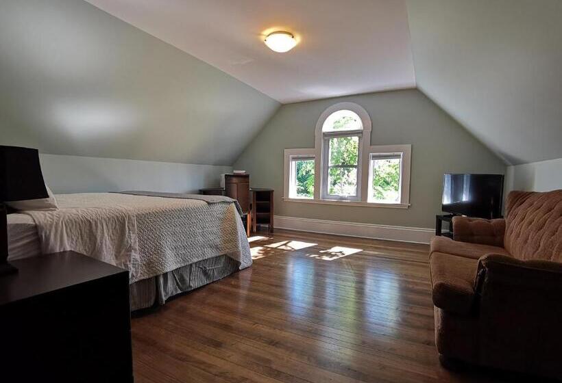 Номер Economy, By The River B&b