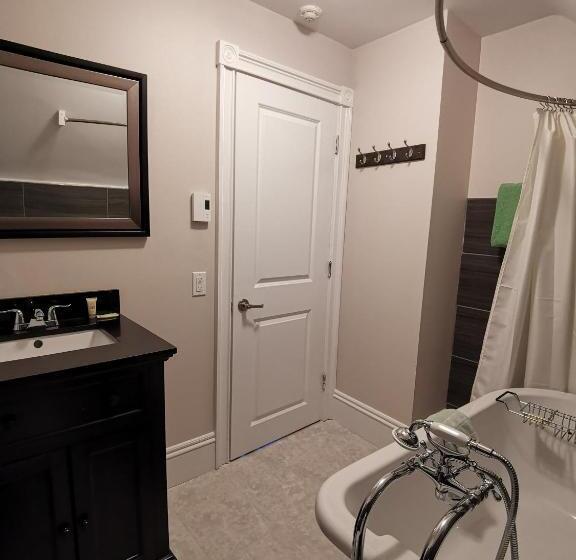 经济房, By The River B&b