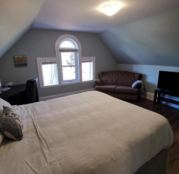 이코노미 룸, By The River B&b