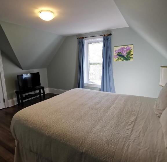 패밀리 룸, By The River B&b