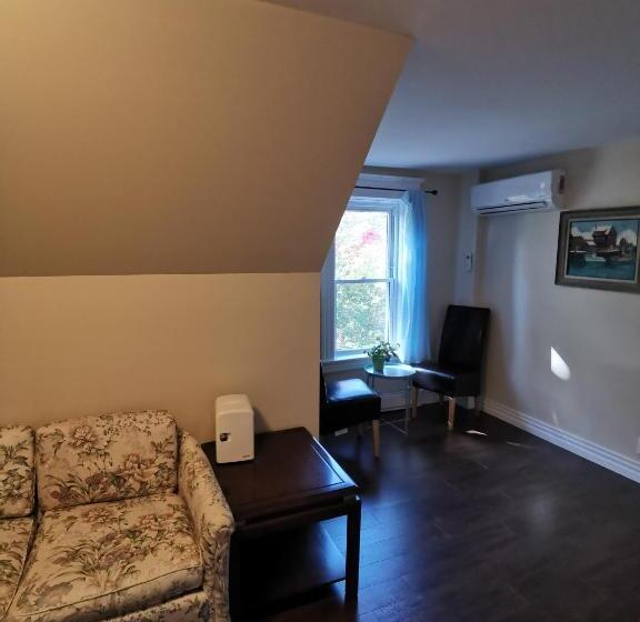 家庭间, By The River B&b