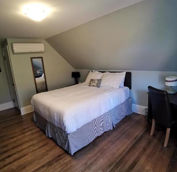 이코노미 룸, By The River B&b