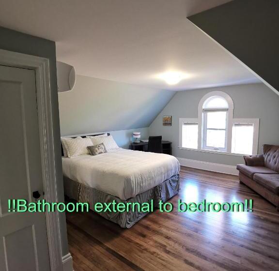 经济房, By The River B&b