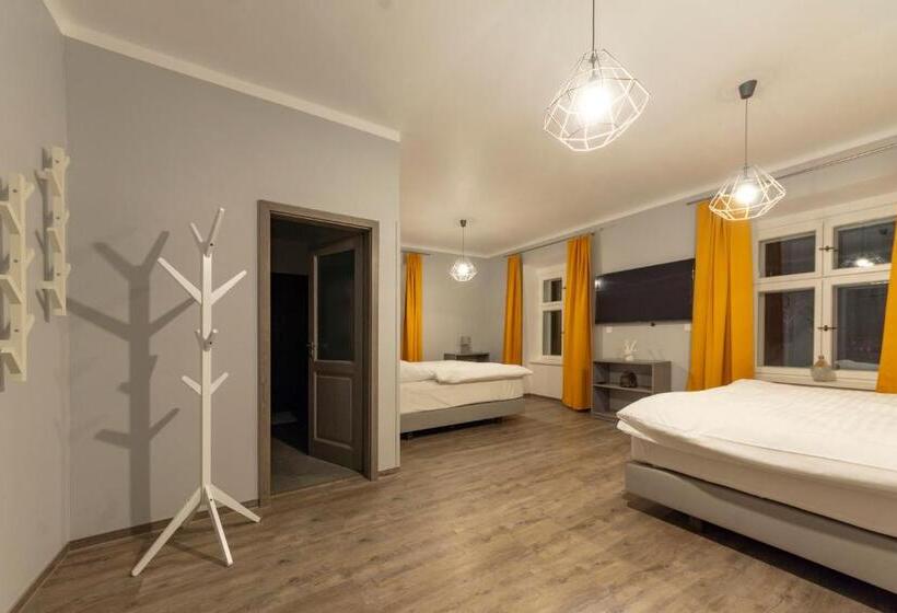 اتاق سوپریور سه تخته, Pod Kapličkou