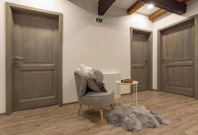 اتاق لوکس, Pod Kapličkou