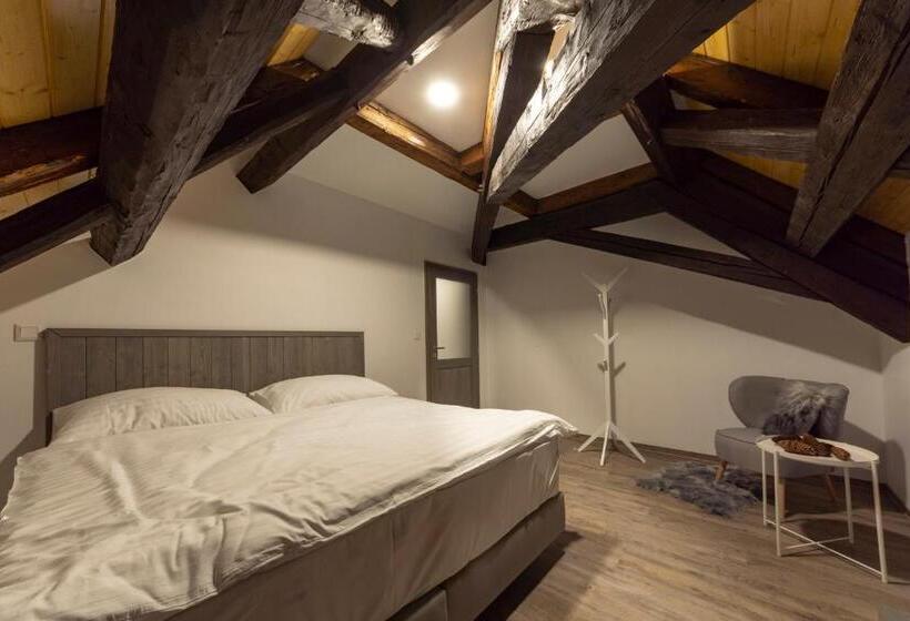 اتاق لوکس, Pod Kapličkou