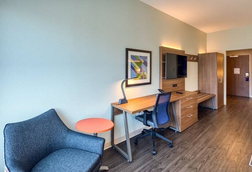 Люкс, Holiday Inn Express & Suites Charlotte South End, An Ihg