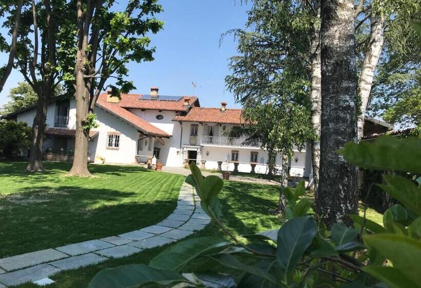 חדר משפחתי נוף לגינה, Antica Villa Cuneo  Guest House   B&b E Non Un Hotel A Cuneo