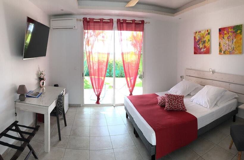 اتاق لوکس, Hôtel La Christophine