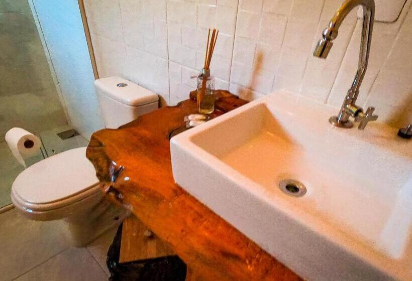 کلبه ییلاقی, Pousada Jardim Do Buda   Café E Piscina