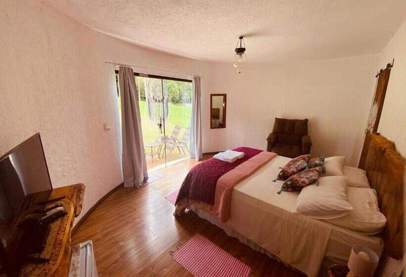 کلبه ییلاقی, Pousada Jardim Do Buda   Café E Piscina