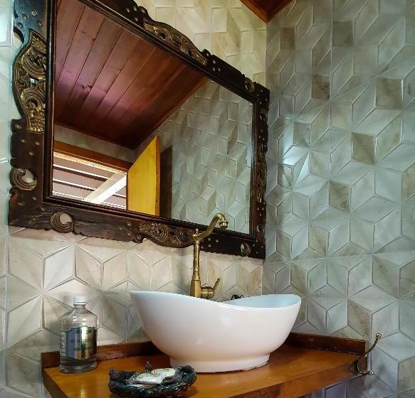 کلبه ییلاقی, Pousada Jardim Do Buda   Café E Piscina