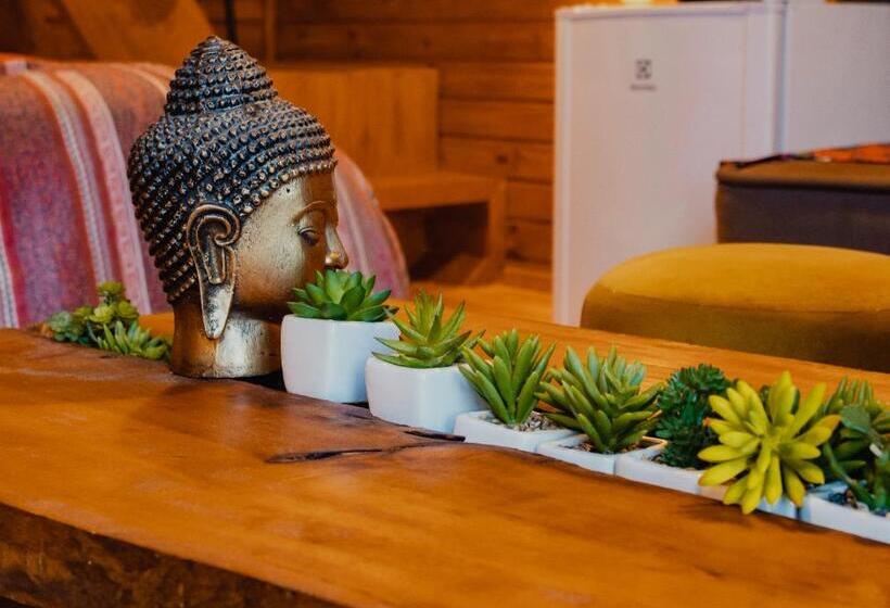 کلبه ییلاقی, Pousada Jardim Do Buda   Café E Piscina