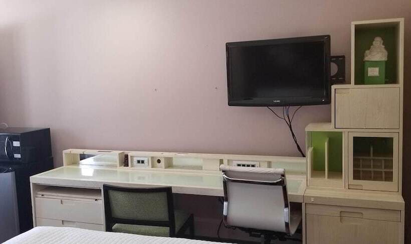 غرفة عائلية, Century Motel