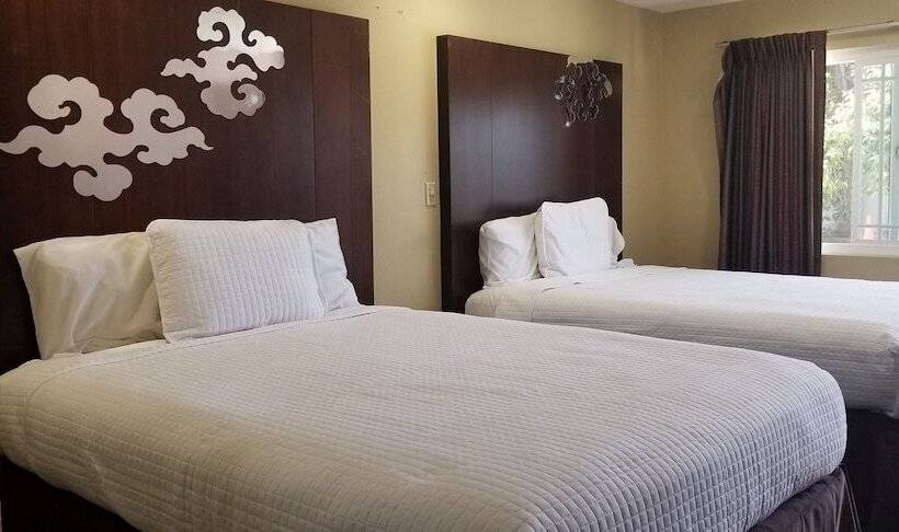 غرفة عائلية, Century Motel