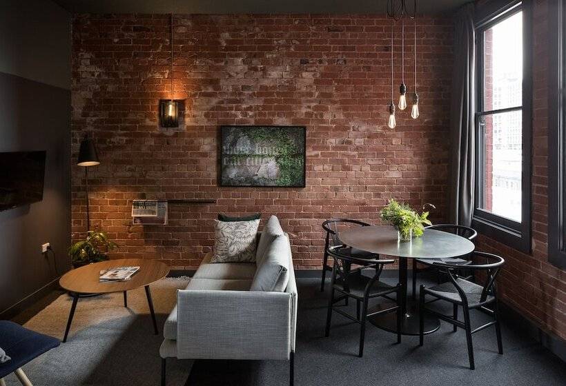 شقة غرفتين, The Chamberson