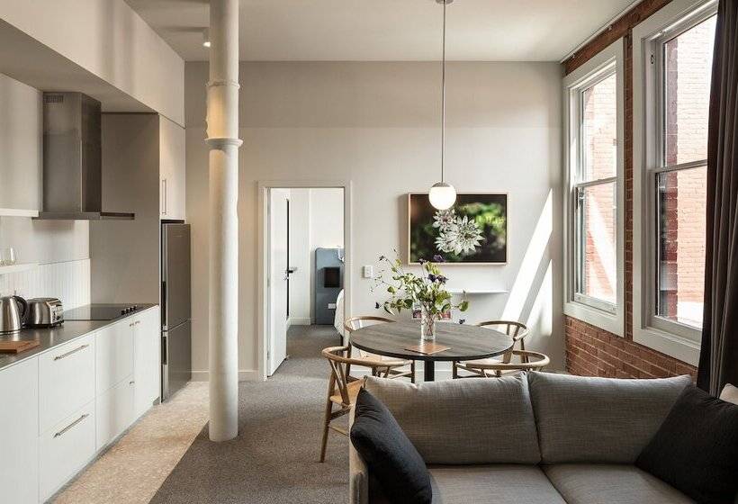 شقة غرفتين, The Chamberson