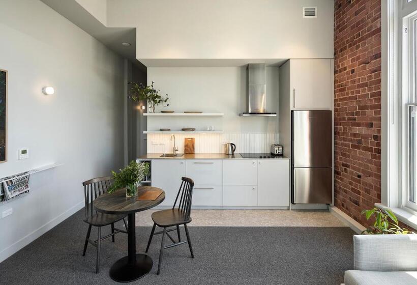 جناح, The Chamberson