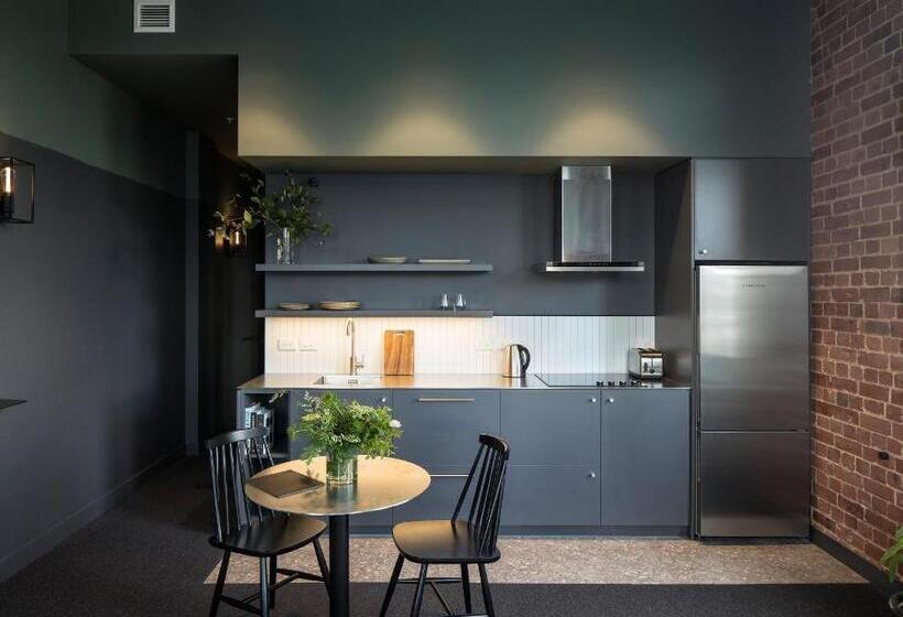 جناح, The Chamberson