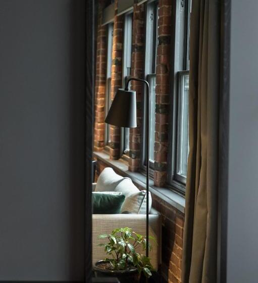 جناح مطل على المدينة, The Chamberson