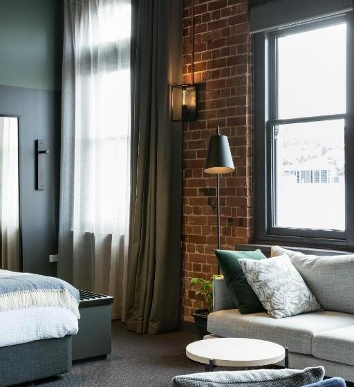 جناح مطل على المدينة, The Chamberson