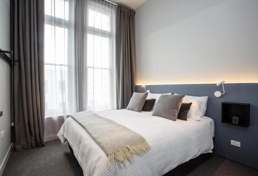 شقة غرفتين, The Chamberson