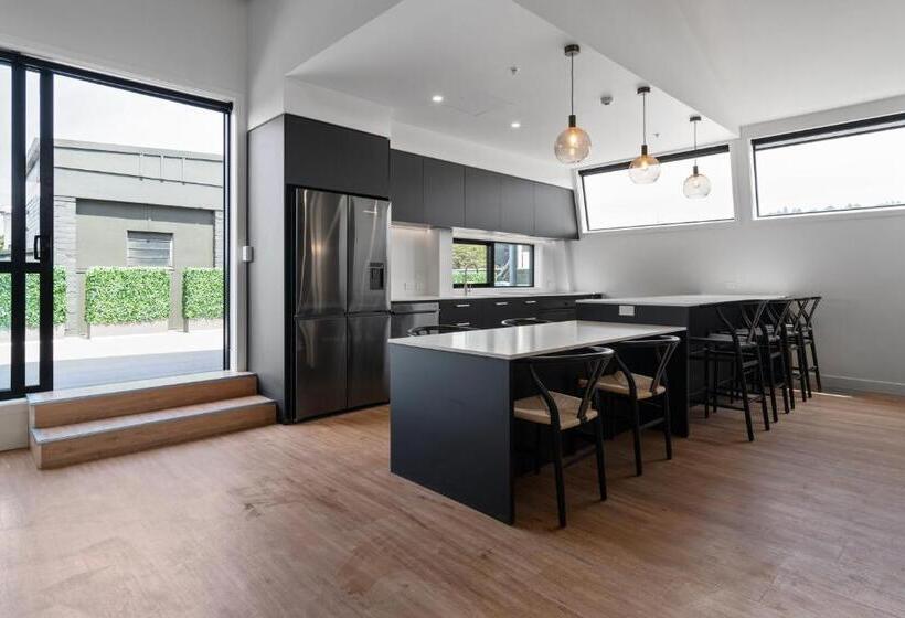 شقة دور أخير غرفة نوم واحدة, The Chamberson