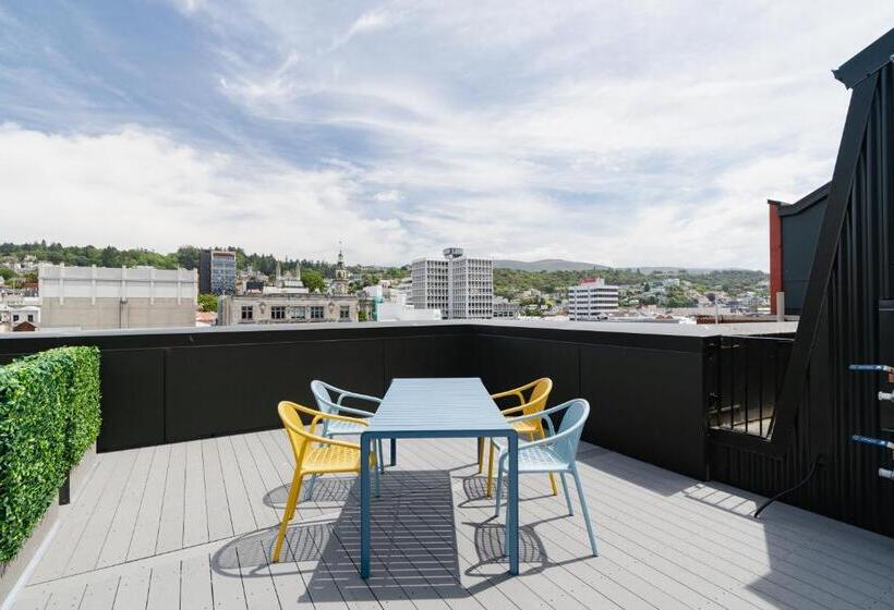 شقة دور أخير غرفة نوم واحدة, The Chamberson