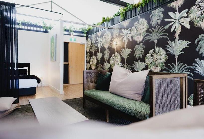 شقة دور أخير غرفة نوم واحدة, The Chamberson