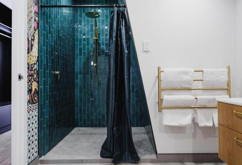 شقة دور أخير غرفة نوم واحدة, The Chamberson